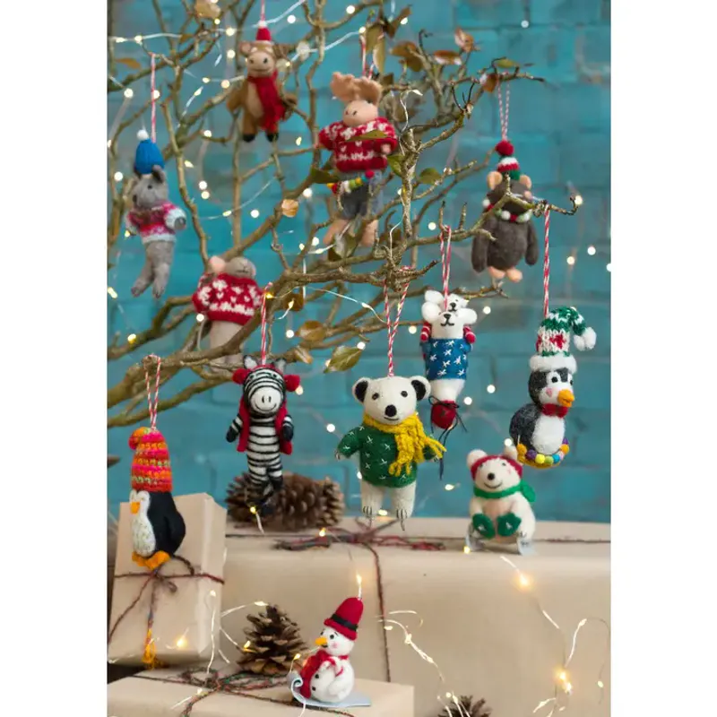 Fair Trade julepynt i ull - Reinsdyr med girlander / Namaste Fai