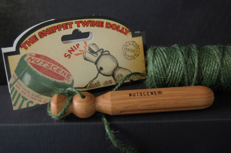 Snippet Twine Dolly – trepinne med kniv /  Nutscene Twines Ltd